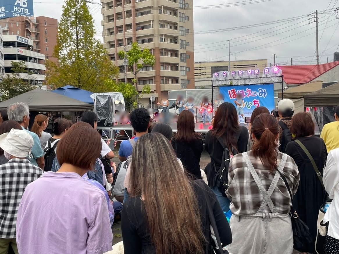 ほほえみあいちのイベント。ステージで子どもたちが踊り、大勢のお客さんが見ている